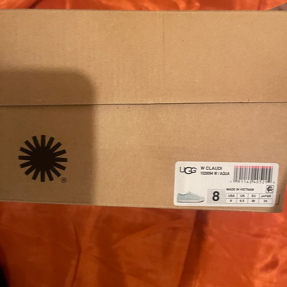 Ugg slip ons size 8 like new worn once - Picture 3 of 3